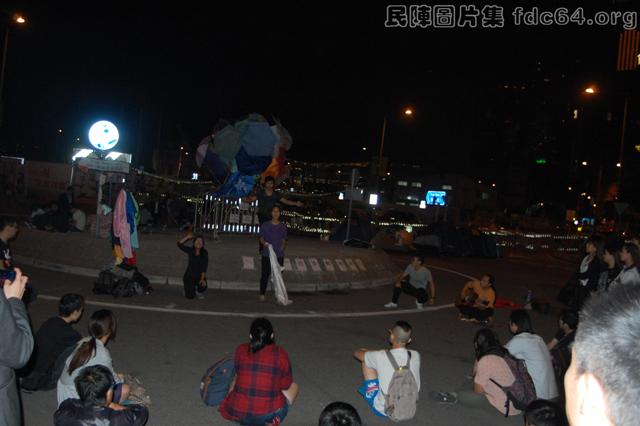 Performing arts in the Tim Mei Avenue Square accusing the government