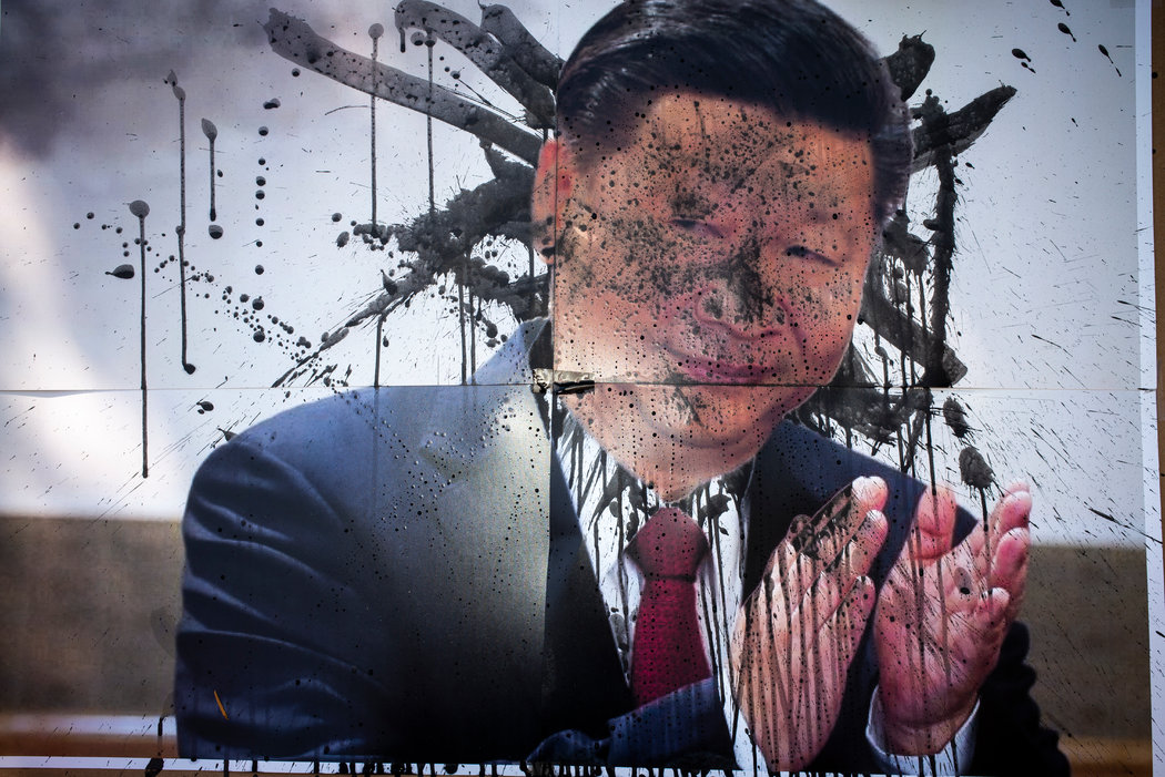 在多倫多中國總領館為政治犯舉行的一次集會上，習近平主席的肖像被塗污。